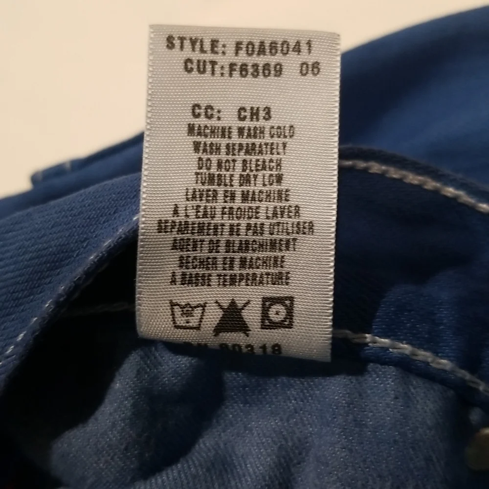 Lucky Brand crop jeans By Gene Montesano Size 6/28. Royal blue Slightly stressed